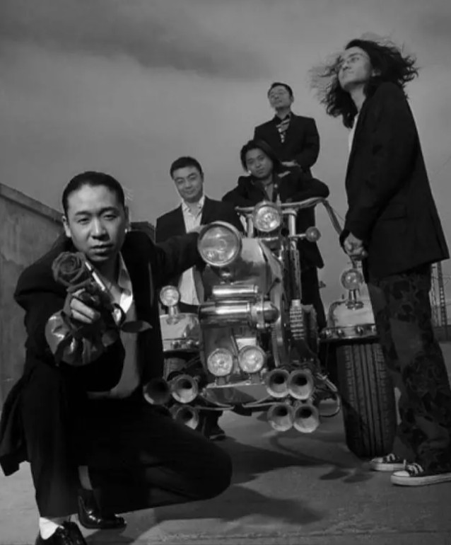 西装配玫瑰,神情专注准备求婚?