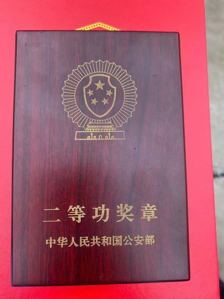 用赤胆忠心守护着一方平安,先后荣获个人三等功,先进个人,优秀公