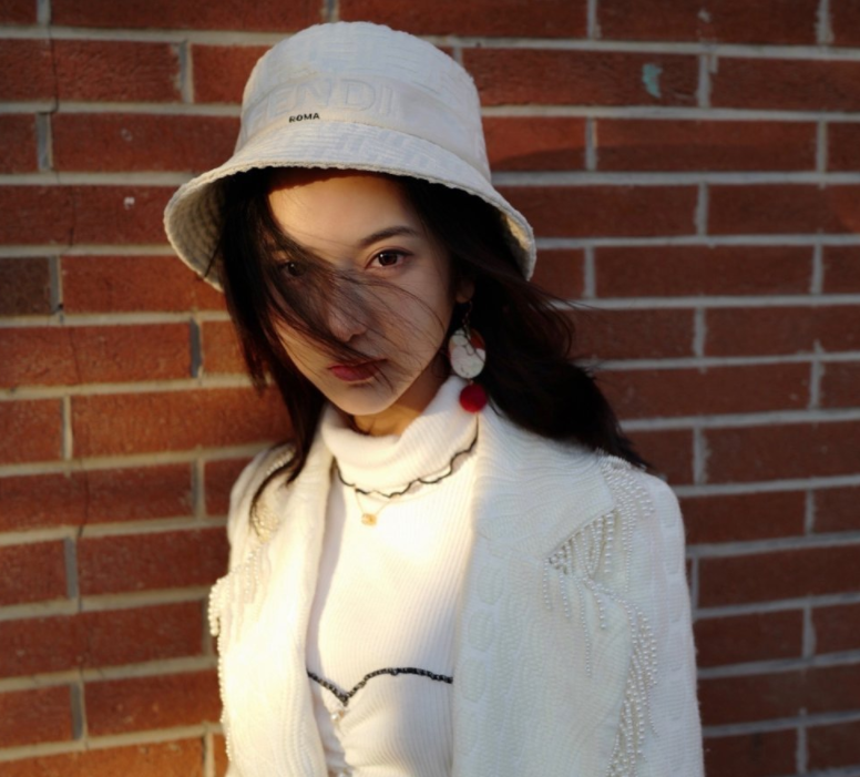 清华校花彭菲茗,艺考高考均第一,明明可以靠脸却偏偏靠才华