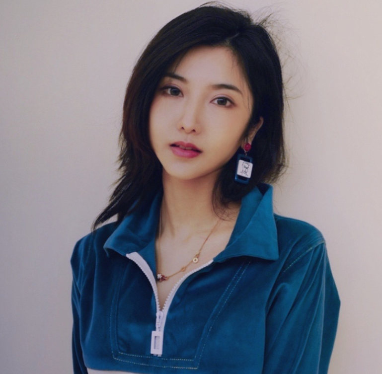 清华校花彭菲茗,艺考高考均第一,明明可以靠脸却偏偏靠才华