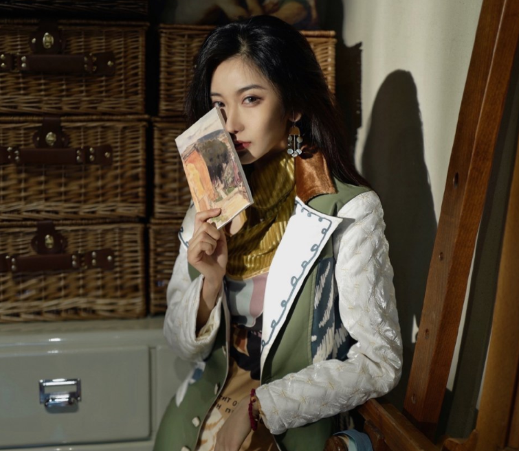 清华校花彭菲茗,艺考高考均第一,明明可以靠脸却偏偏靠才华