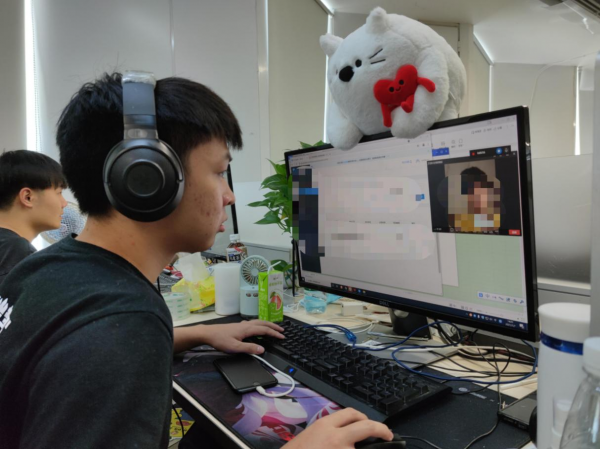 陪练师"考官"虽然在家人和一些朋友眼中,李舒阳的工作仍和打游戏划着