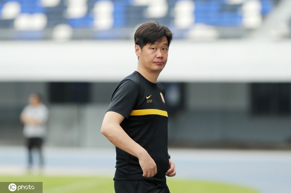 专访赵宏略李霄鹏休息室里讲家乡话吃红牌后向巴索戈道歉