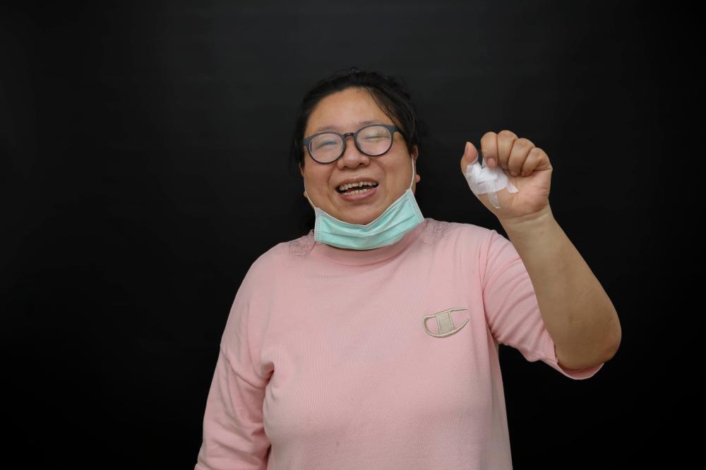 这位宁波手外科医生拍了100余名患者的笑脸火出圈了