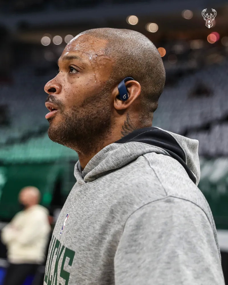 雄鹿球员pj-塔克在今日训练期间接受了媒体采访.