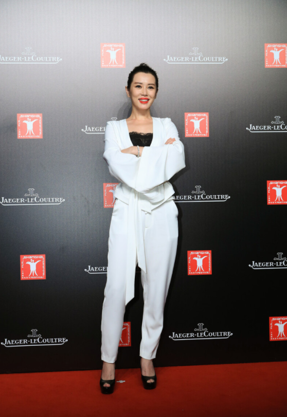 余男不愧是战狼里最酷的白色上衣搭配长裤亮相又飒又美