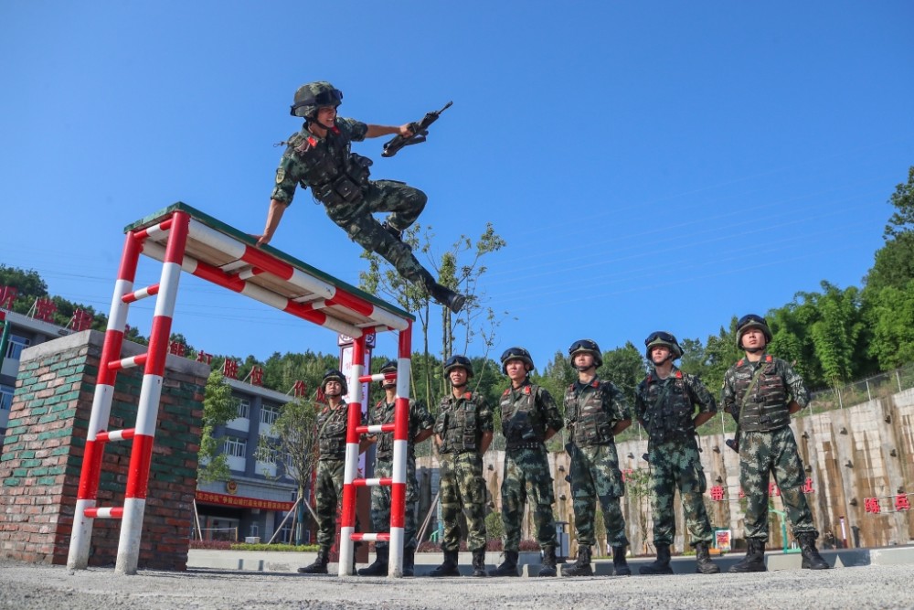 组图|超燃!炎炎夏日 驻渝武警官兵大练兵