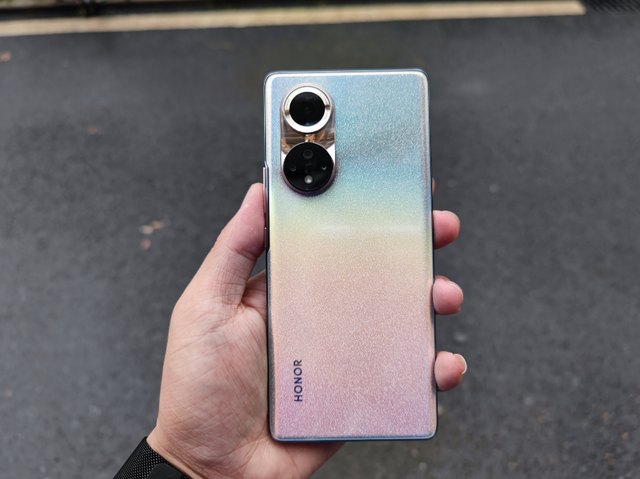 当然了,荣耀50 pro的颜值也很突出,边框十分窄,而且背壳用的是钻彩