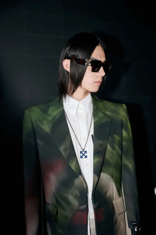 offwhite中国大秀靳老师告诉你有啥好看