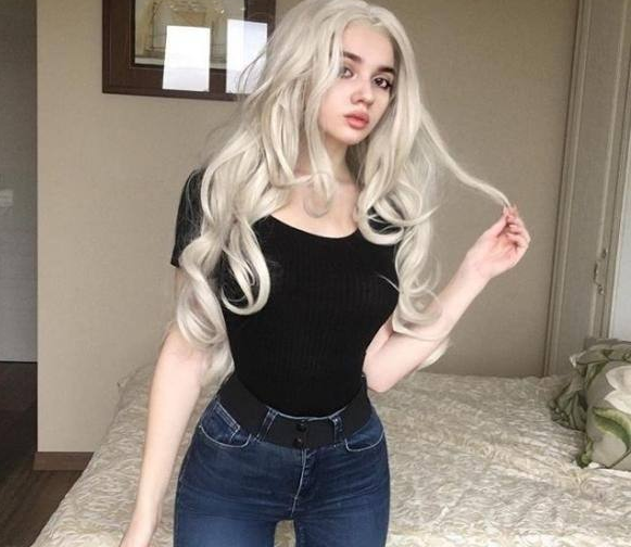 俄罗斯15少女因蚂蚁腰爆红网络网友这能生孩子