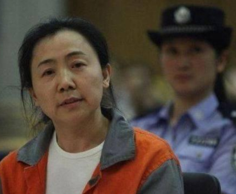 辽宁女贪官换三任老公,扔5万行贿区委领导,砸100万