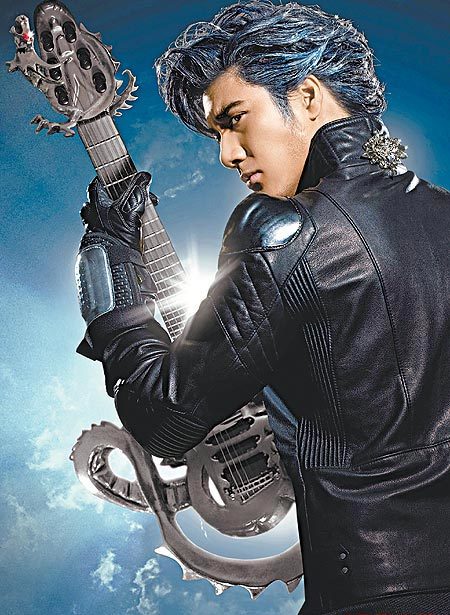 2000年,以动作电影《雷霆战警》涉足影坛.