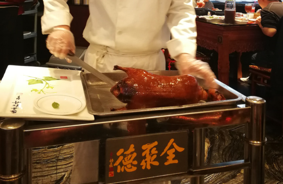 他们接受新鲜事物,他们注重评价,全聚德烤鸭已经不再具有吸引力.