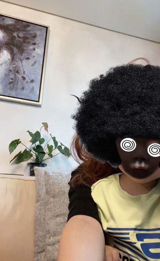 还乖巧地待在镜头前,于是秒变黑炭脸和爆炸头,画风搞笑