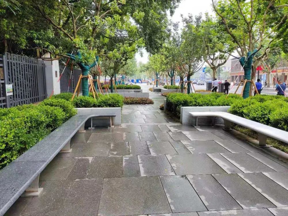 复古风,历史风,时尚风……徐汇区公共空间休憩座椅有"看头"_腾讯新闻