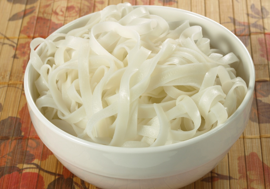 热还是热 偶尔再附赠几滴雨吓吓人 这样的天气 不少食物容易变质 河粉