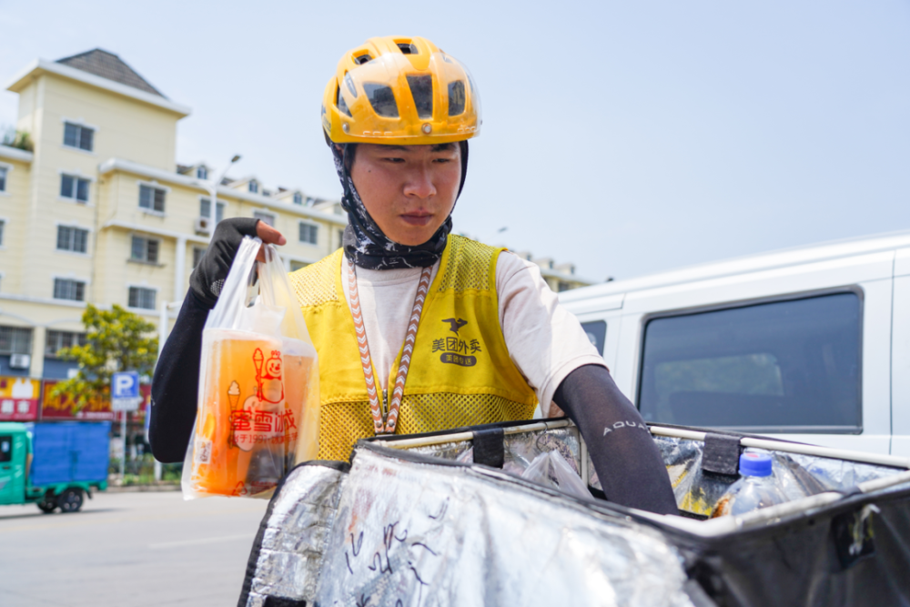 外卖小哥在高温下奔跑,只为给顾客送去一份份可口的美食▲纱厂工人