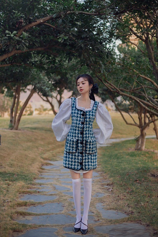 颜末让人难忘郑合惠子穿格裙气质可爱还有颜末的影子