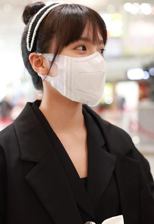 小仵作苏晓彤低调现身场一身素雅黑色看着却很玲珑可爱