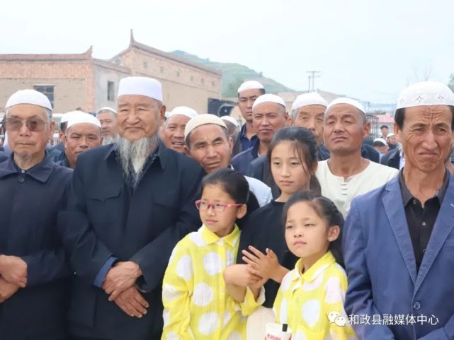 和政县梁家寺乡牛羊交易市场建成开市牛羊交易火爆