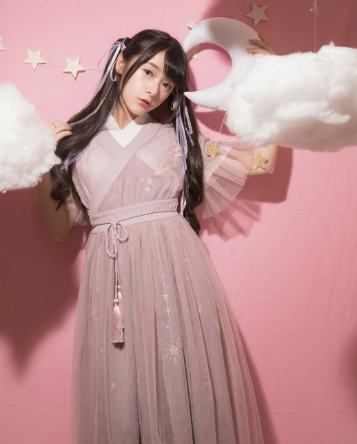 记得长江七号的小狄吗?9岁出道,17岁得良性肿瘤,现过成这样