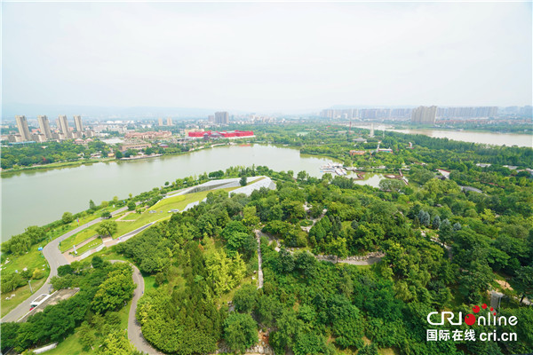 值得注意的是,除了"三河一山"绿道这样的生态名片,西安浐灞生态区的