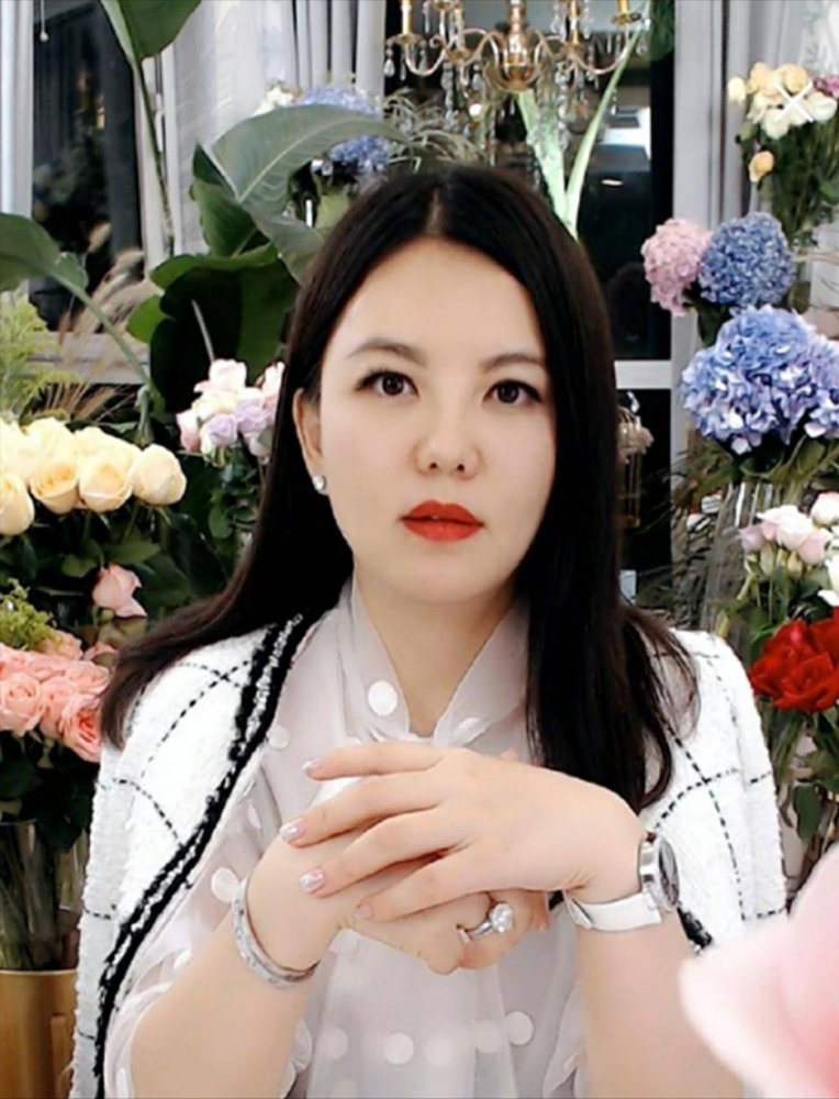 46岁金巧巧素颜直播显出年纪闹市直播无人识昔日校花过气了