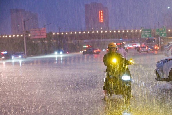 郑州下雨图片图片