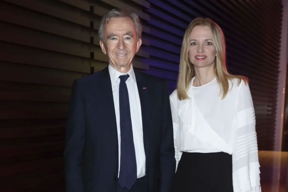 (bernard arnault)跟副总裁德尔菲娜·阿尔诺(delphine arnault)