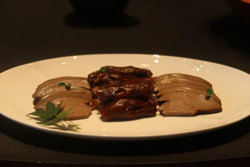 没有腥味,入口绵密.老鹅掌拼粉肝.潮汕卤水独步天下.