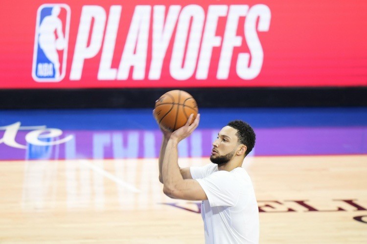 湖人 NBA交易流言！西蒙斯摆上货架，21＋10悍将遭哄抢，湖人新目标