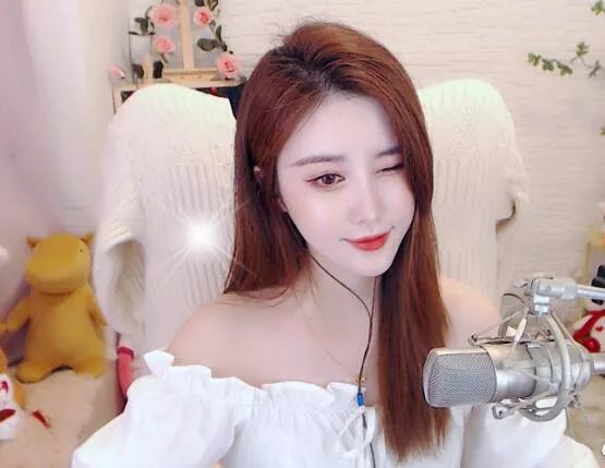 虎牙女主播与男子视频曝光,大哥心有不甘报复,要求退钱返还礼物