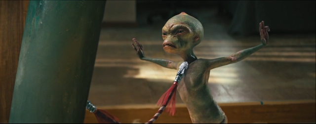 种族所拥有的优势并不稳固,被拿掉了高科技头环的外星人奇卡被黄渤