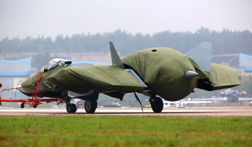 苏57与歼20竟被露天停放为何如此不讲究其背后有何深意