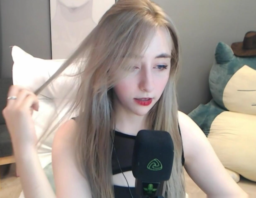 蓝翔学姐太美了蓝翔虎牙首播人气爆棚学姐电话被打爆