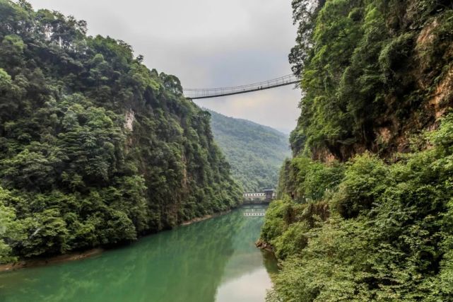 邛崃宝珠山大峡谷位于芦山和邛崃交界的南宝山,全长15公里,宽50-200米