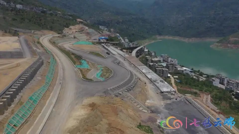 昭通大关至永善高速公路第一条长隧道单幅贯通了
