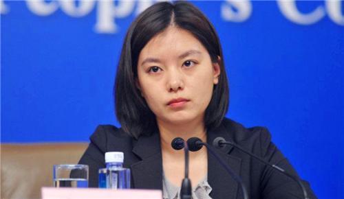 她是史上最美翻译官被誉为最美冰山女神生活照反差很大