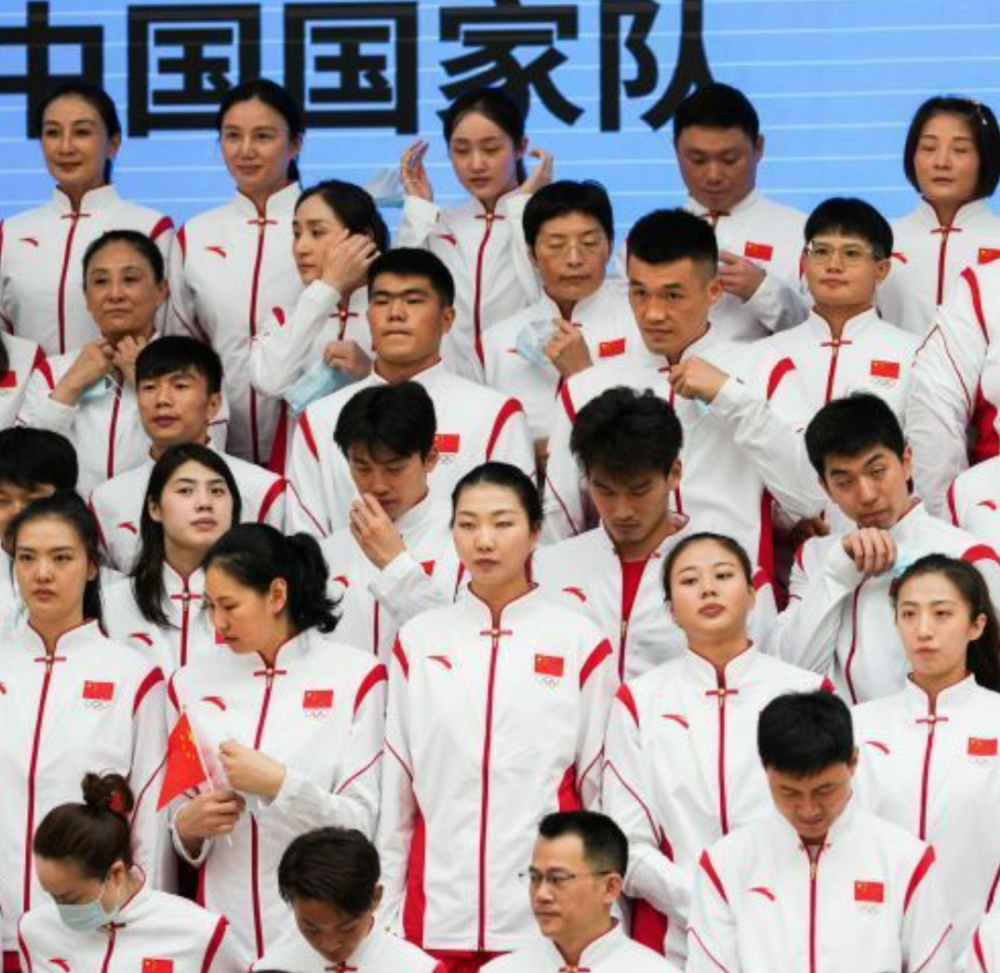 假的!中国女排1领队,5教练,1队医,1翻译,12队员