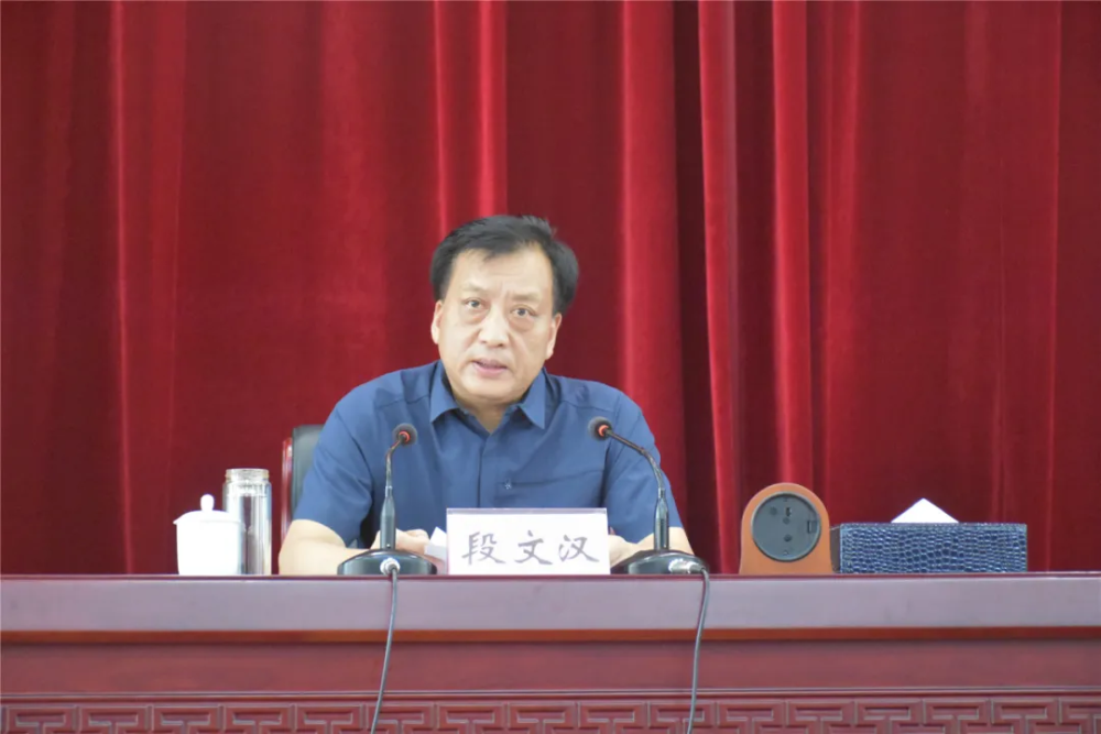 县委常委,纪委书记,监委主任黄登科同志,县政府副县长薛党勤同志,县