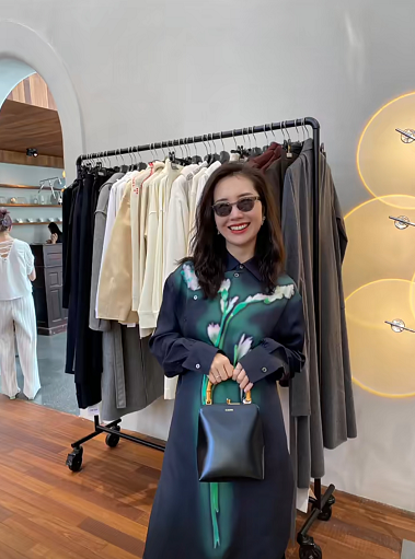 董花花晒游玩视频,被陌生人借钱10万,隔壁张大奕却