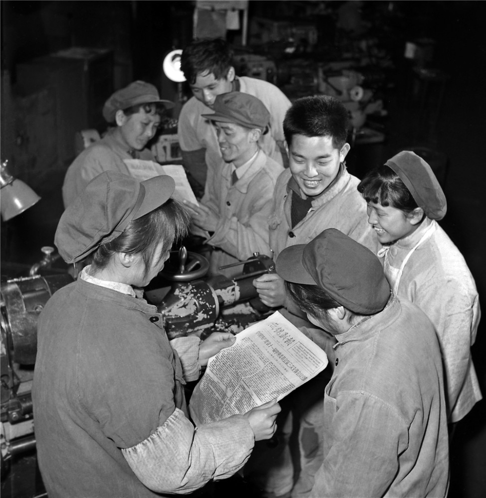 1978年12月24日,无锡油泵油嘴厂泵零组工人学习党的十一届三中全会