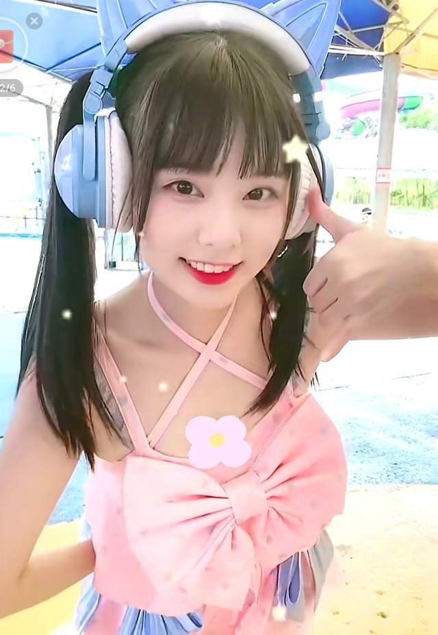 火线妹倒欠公司100万分享泳装照期望翻身还遮住了小短腿