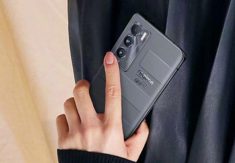 杨幂新照疑似提前泄露realmegt大师版系列横向宽条后盖设计亮眼