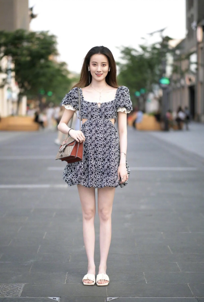 三十多岁的女人,夏天穿什么样的"连衣裙"更时髦,显气质?