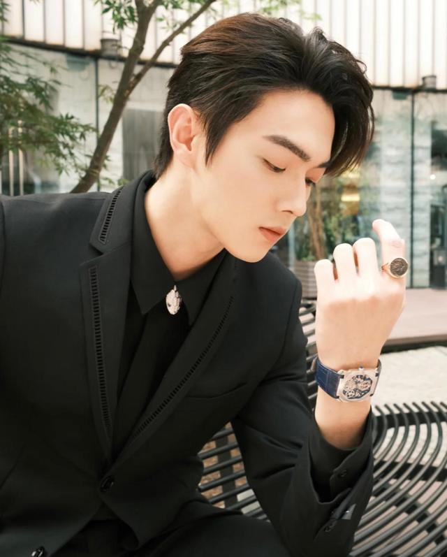 被许凯的"痞帅"迷住,霸榜2021的男明星,"中国审美"出圈了!