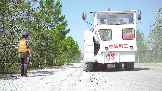 "大白"机器"悄无声息"缓缓驶过,混凝土路面随之破碎,不见漫天扬尘