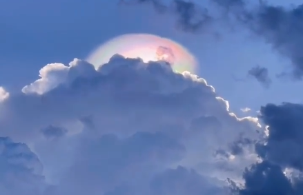 广东普宁上空还出现了虹彩幞状云