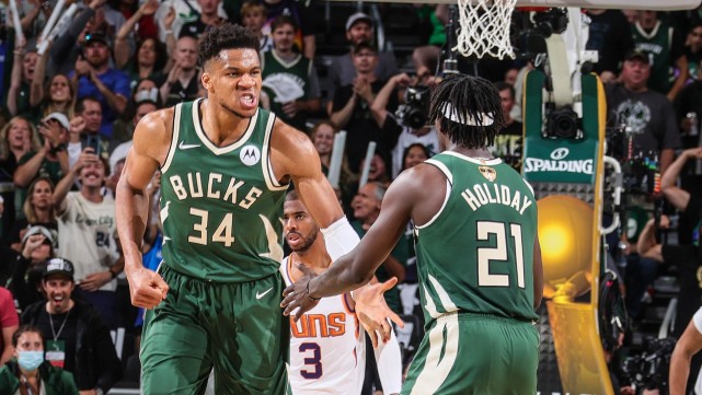 雄鹿三巨头 太阳保罗领衔 两大名宿现场观战