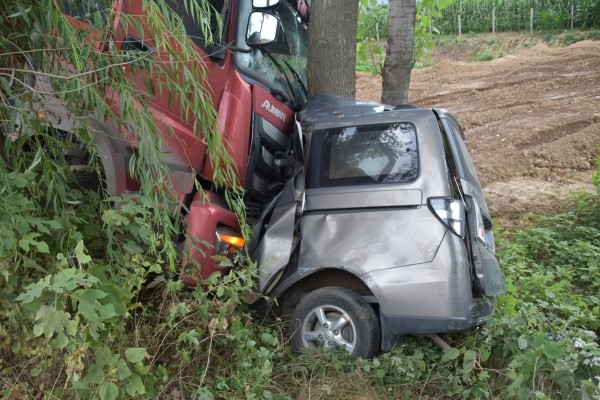 货车逆向超车致4人死亡2人受伤警方调查 车辆挂靠只收费不管理 腾讯新闻